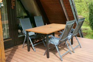 Mehr über den Artikel erfahren Neue Terrassenmöbel für entspannte Stunden im Schwarzwald-Häusle